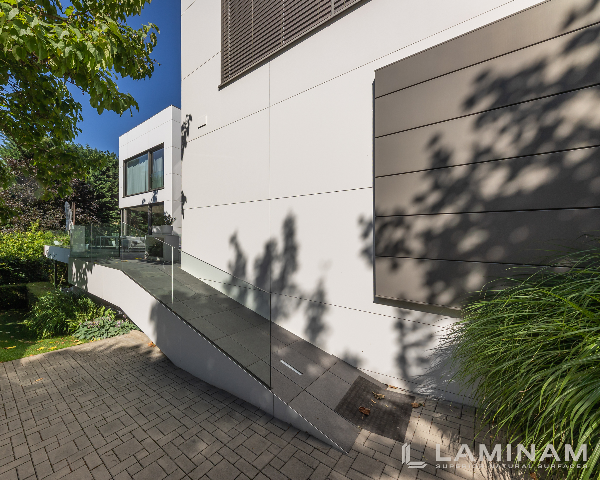 Výhody Laminamu oproti tradičnému kameňu či mramoru na odvetranú fasádu obrázok